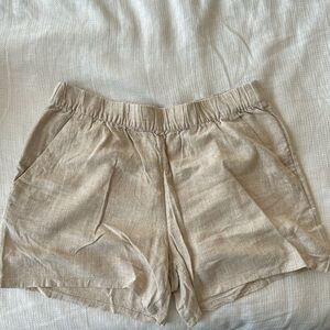 Linen short with pockets